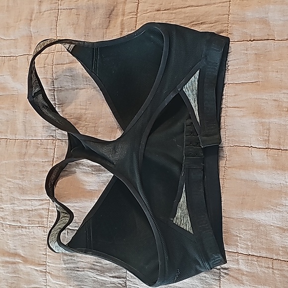 Under Armour Sports Bra 32D - Picture 2 of 3